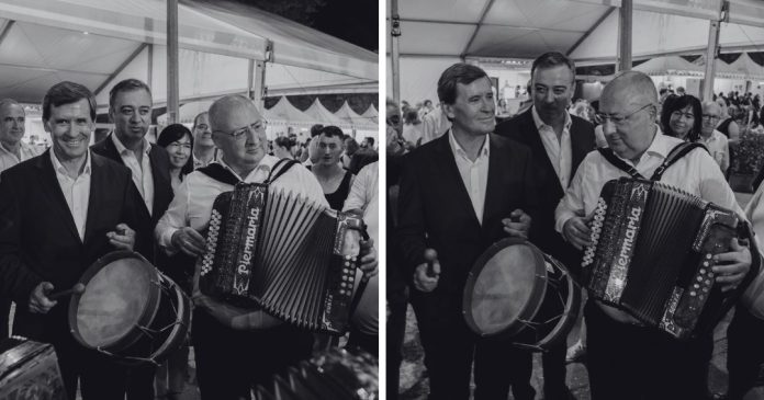 Ministro responsável das Florestas toca concertina em festa local durante crise de incêndios - VOX